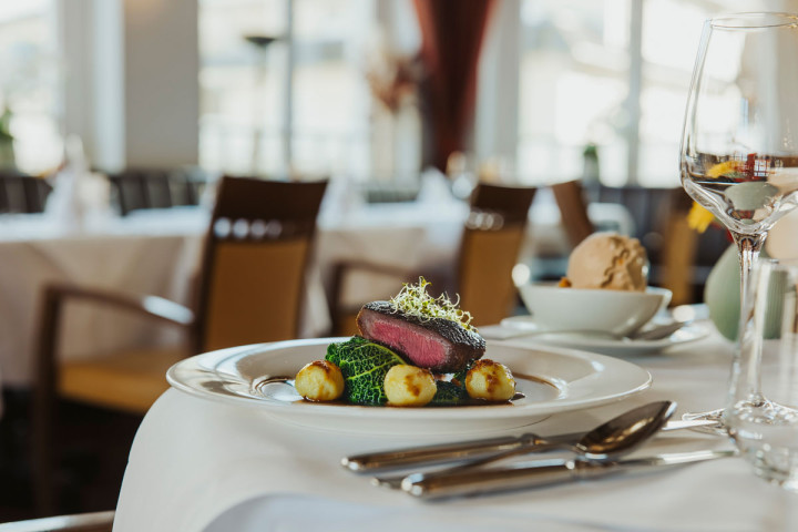 Ein Artikelbild eines angefertigten Gutscheins für das Hotel IV Jahreszeiten Kühlungsborn mit diversen Urlaubsbildern